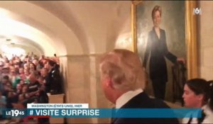 L'étrange tableau d'Hillary Clinton quand Donald Trump salue des visiteurs - Regardez