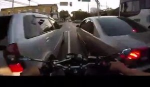 Ce motard survit à un accident incroyable