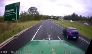 Un automobiliste coupe la route à un camion...