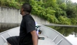 Un homme se fait une frayeur en bateau  !