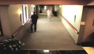 Un homme est coincé tout nu hors de sa chambre d'hôtel