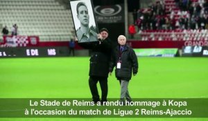 Football: hommage à Kopa pendant le match Reims-Ajaccio