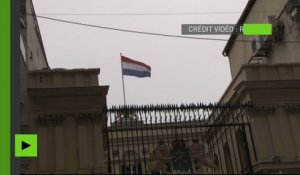 Le drapeau néerlandais du consulat d'Istanbul arraché par des manifestants