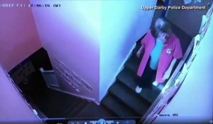 Une assistante maternelle filmée entrain de pousser une fille dans les escaliers