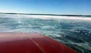 Un camion qui roulait sur un lac gelé passe soudainement à travers la glace