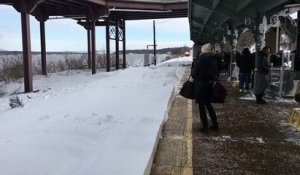 un train entre en gare vs neige