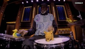 Incroyable ! Il joue de la batterie avec des jouets pour chiens - The Tonight Show du 16/03 - CANAL +