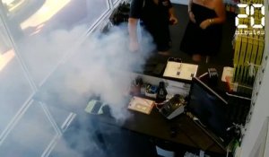 Un Iphone explose dans un magasin ! - Le Rewind du vendredi 17 mars 2017