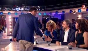 Clémentine Célarié refuse de serrer la main à Florian Philippot dans ONPC