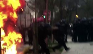 Des CRS attaqués au cocktails molotov pendant une manifestation contre les violences policières