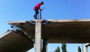 Un ouvrier fait une grosse boulette en voulant détruire le toit d’un bâtiment