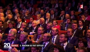 Maires : Emmanuel Macron se fait siffler