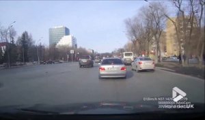 Cette femme se fait ecraser par une voiture mais continu sa route... WTF