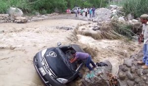 Il essaye de traverser une rivière en crue avec sa voiture