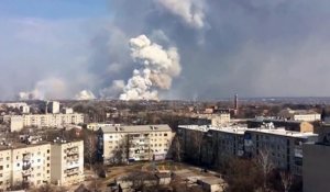 Un incendie dans un dépôt d'armes en Ukraine délenche une impressionnante série d'explosions