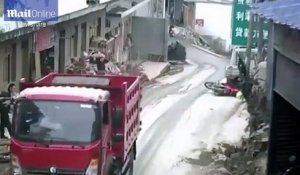 Un couple en scooter renversé par la ridelle d'un camion