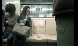 Un corps d'homme (avec un penis) moulé sur un siège du métro de Mexico pour la bonne cause