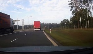 Pologne : Cet automobiliste s'est fait salir par un camion sur l'autoroute