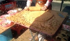 Des centaines d'abeilles recouvrent les gateaux de ce patissier chinois et il n'est pas trop perturbé!