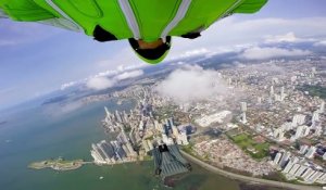 Vol en wingsuit entre les buildings de la ville de Panama