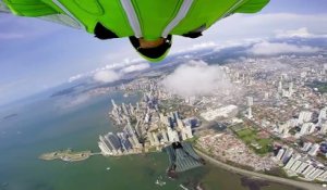 Un Vol en wingsuit incroyable entre les buildings de Panama