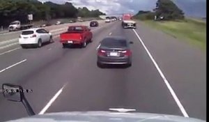 En voulant narguer un camionneur, cet automobiliste se retrouve pris à son propre jeu