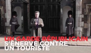 Un garde républicain londonien s'énerve contre un touriste
