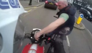 Un motard se fait voler ses clés par un cycliste !