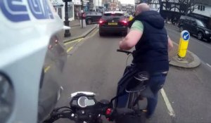 Un cycliste essaie de voler les clés d’un motard et le regrette instantanément !