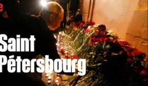 Vladimir Poutine dépose des fleurs devant la station de métro de Saint-Pétersbourg