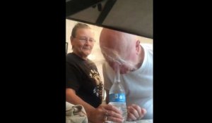 Une mamie piège son mari avec une bouteille d'eau