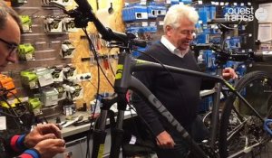 Philippe Grosvalet répare des vélos