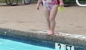 Cette fillette âgée d’un an à peine, nage dans la piscine comme une professionnelle !