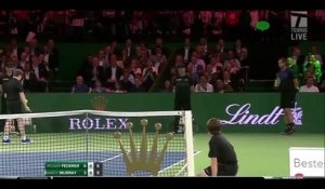 Le tennisman Andy Murray laisse un ramasseur de balles le remplacer et jouer contre Roger Federer