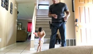 Ce papa donne une petite leçon de tir à son enfant... C'est pas un peu tot??