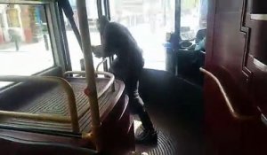 Ce passager d'un bus fait fuir un homme armé qui agressait les passagers... Courageux!