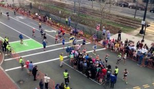 Traverser une rue pendant le marathon de Boston