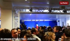 Les militants Les Républicains en attente du discours de François Fillon