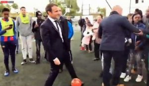 Présidentielle : en visite à Sarcelles, Emmanuel Macron en profite pour jouer au foot