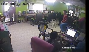 Le client d'un cybercafé attaqué par un serpent