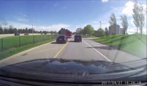 Ce chauffard colle une ambulance sur la route !