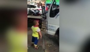 Un enfant de 4 ans s'énerve contre un camionneur !
