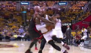 Quand le joueur de NBA LeBron James prend une bière à une serveuse en plein match