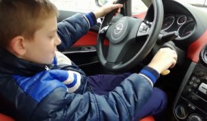 Un papa laisse son enfant de 10 ans conduire une voiture...Fail