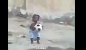 Un petit enfant qui jouent au ballon mort de rire ! A vous de juger)