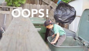 Un enfant essaie de faire peur à son père en se cachant dans une poubelle.