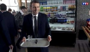 Emmanuel Macron mange dans un restaurant d’autoroute, la vidéo insolite