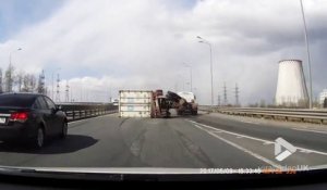 Ce camion se renverse sur l'autoroute tout seul !!