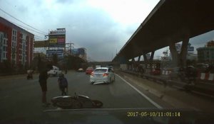 Ces 2 gars en scooter s'eclatent contre le pare-choc d'une voiture