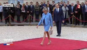 Regardez l'arrivée de Brigitte Macron à l'Elysée ce matin sous les applaudissements du public